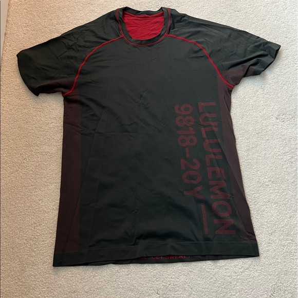 lululemon athletica Other - lululemon men’s rare 20y metal tech vent t-shirt grey maroon small